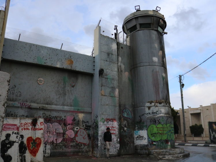 La barrière de séparation israélienne est une construction le long de la ligne verte. Longue de plus de 700 km, elle est en cours d'édification par Israël en Cisjordanie depuis l'été 2002, sous les noms officiels de גדר ההפרדה (Geder HaHafrada en hébreu ; littéralement : grillage de séparation), ou de « clôture de sécurité » (« security fence »).