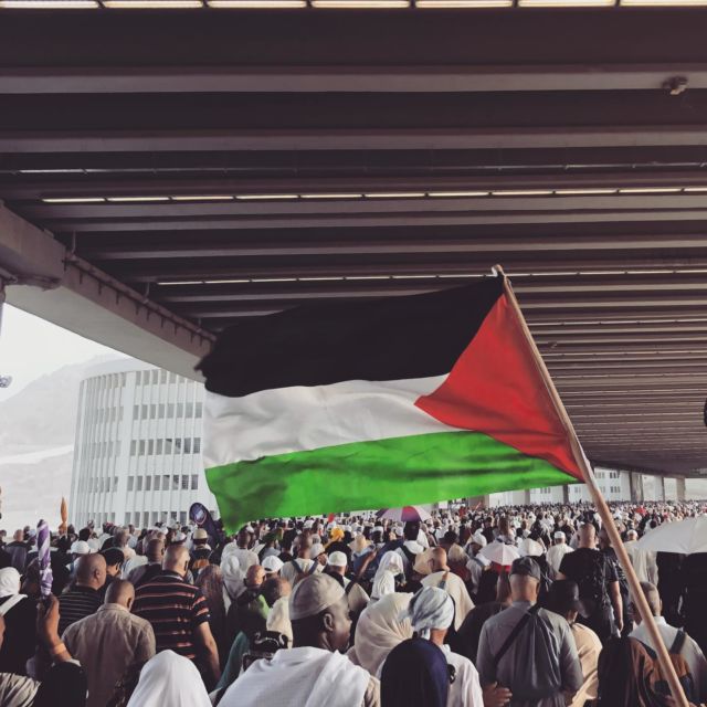 L'oeil pleure, le coeur est triste, mais nous ne disons que ce qui plait à notre Seigneur.
Ô Palestine, ton sort nous chagrine ! 
.
📸 : photo prise lors du hajj. Nous marchions en direction des stèles. 
.
.
#palestine🇵🇸 #gazaunderattack #gaza #savesheikhjarrah #alquds #jerusalem #apartheid #freepalestine #palestinelivesmatter